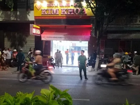 Chủ tiệm vàng ở Cam Ranh kể lại thời điểm đôi nam nữ cầm súng uy hiếp cướp tài sản