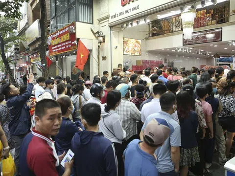 Hà Nội: Đi hơn 10km, xếp hàng chờ cả tiếng đồng hồ để mua bánh Trung thu