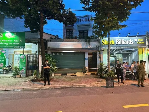 Người đàn ông bán vé số gục chết bên đường, con gái nhỏ kêu cứu