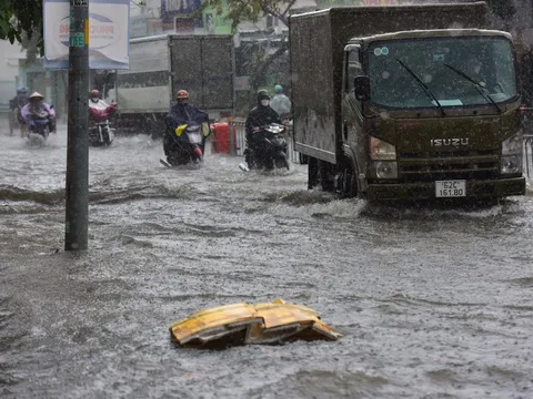 Đường ở TP.HCM ngập sâu trong mưa lớn, nhiều người ngã nhào
