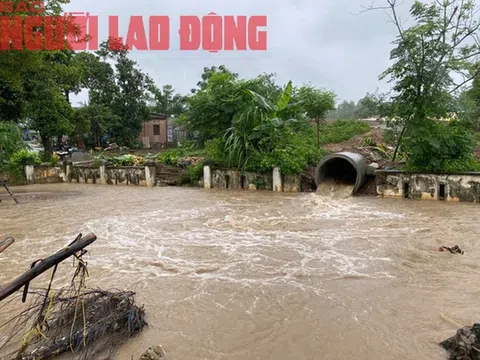 Người dân Đà Nẵng khóc nấc vì thác bùn tràn vào nhà
