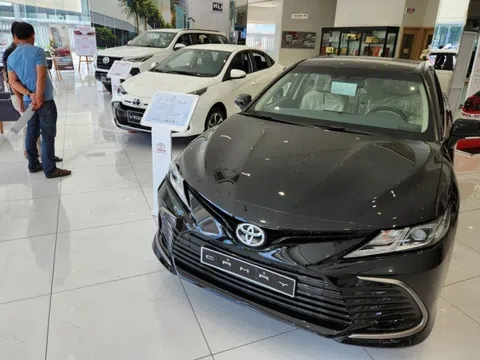 Toyota khan hàng tại đại lý, khách không dễ mua xe dù giá ưu đãi