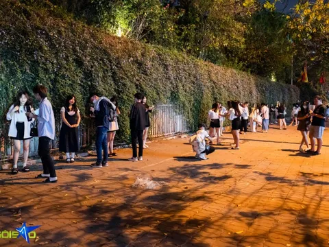 Giới trẻ Hà Nội đổ xô đến con đường hoa 'sống ảo' lúc nửa đêm