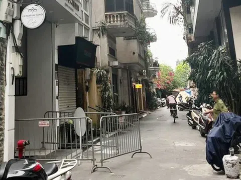 Sập mái kính nhà cao tầng ở phố cổ Hà Nội khiến 2 người chết