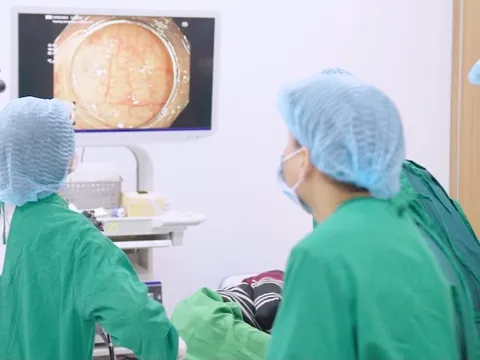 Gia đình 3 đời mắc ung thư đại tràng, người đàn ông Hà Nội phát hiện tổn thương sớm nhờ làm 1 điều