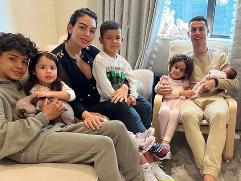 Mẹ của các con nhà Ronaldo là ai?