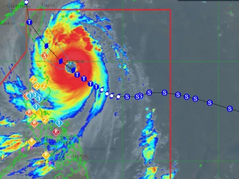 Cuồng phong Kongrey vừa tăng tốc thành siêu bão: Chuyên gia nêu điểm bất thường
