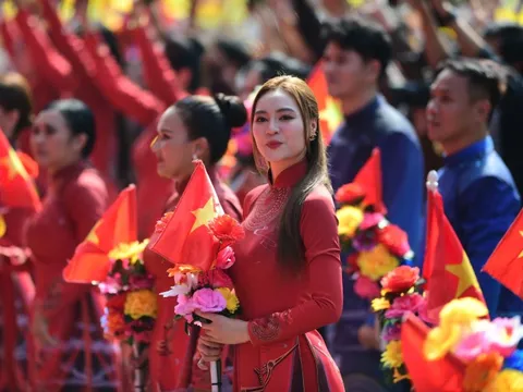 Khoảnh khắc ấn tượng của 50 nghệ sĩ Việt ở lễ diễu hành 30/4
