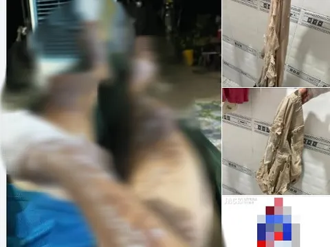 Thông đường ống bị tắc trong nhà, người đàn ông gặp tai nạn bất ngờ: Ai xem cũng giật mình!