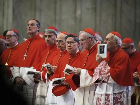 Các hồng y bước vào mật nghị bầu giáo hoàng, thế giới chờ 'làn khói trắng' từ Vatican