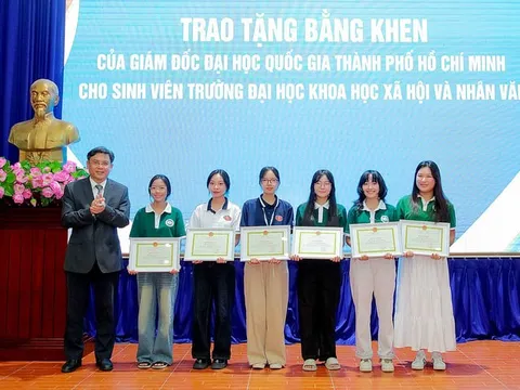 Sinh viên nhường chỗ cựu chiến binh là bình thường, sao lại tặng bằng khen?