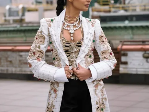 Con gái tỷ phú giàu nhất châu Á đeo trang sức 150 triệu USD dự Met Gala