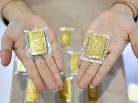 Giá vàng tiếp tục lao dốc