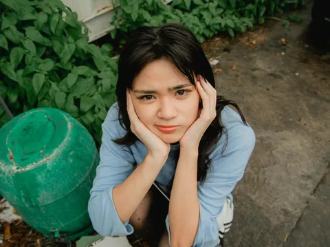 Thói quen sờ tay lên mặt gây hại gì?