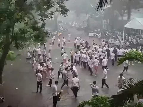 Muốn quay về quá khứ quá: Khung cảnh sân trường dưới cơn mưa lớn, thanh xuân đẹp nhất là lúc này!