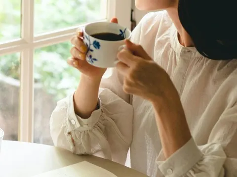 Bức ảnh 19 chiếc nhẫn vàng cùng 1 cuốn sổ đỏ của vợ chồng Hà Nội gây sốt: Thu nhập 25-30 triệu/tháng, sao có thể?