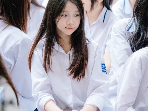 Chùm ảnh nữ sinh Trần Nhân Tông trong lễ bế giảng gây sốt khắp cõi mạng: Thanh xuân đúng là thứ khiến người ta "say nắng"!