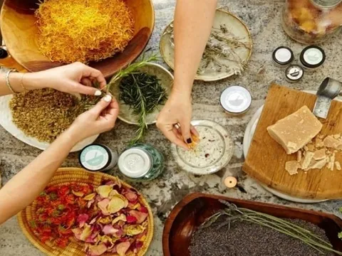 Mỹ phẩm nhà làm rao bán tràn lan, Bộ Y tế yêu cầu ‘thanh lọc' chợ mạng