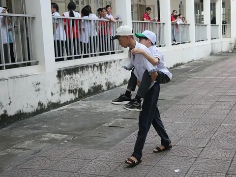 Nam sinh cõng bạn vào phòng thi ở Quảng Ninh: Gieo mầm tử tế giữa đời thường