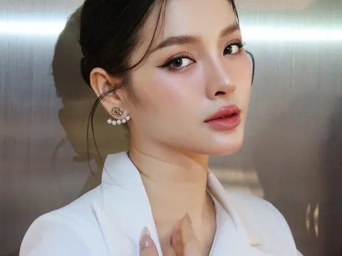 Phương Trinh Jolie mặc áo tắm bé xíu khoe gò bồng đảo căng tràn
