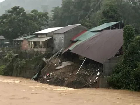 Mưa lớn làm sập nhà, cuốn trôi ôtô ở Quảng Trị