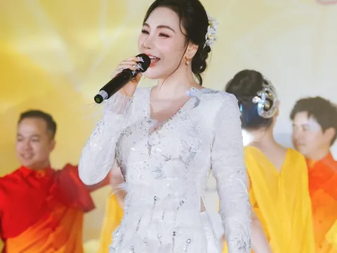 Hồ Quỳnh Hương lần đầu tung bộ ảnh gia đình, quý tử chiếm trọn spotlight