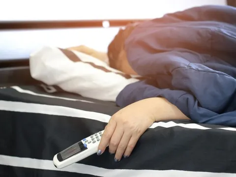 Điều gì xảy ra khi ngủ với điều hòa cả đêm?