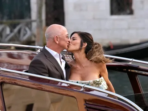 Tỷ phú Jeff Bezos 'bỏ túi' 5,6 tỷ USD trong ngày cưới