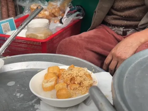 Khách Trung Quốc thử 1 món lề đường ở Việt Nam, thốt lên "ngon tuyệt", "có thể đánh bại quán michelin"