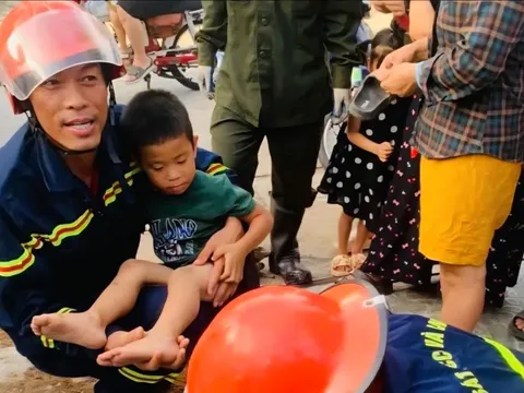 Gần 2 giờ nghẹt thở cứu bé trai 5 tuổi bị kẹt chân vào ống thoát nước