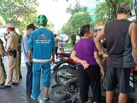 Hiện trường vụ nữ tài xế ô tô tông hàng loạt xe máy trên phố Hà Nội, nhân chứng kể lại khoảnh khắc kinh hoàng