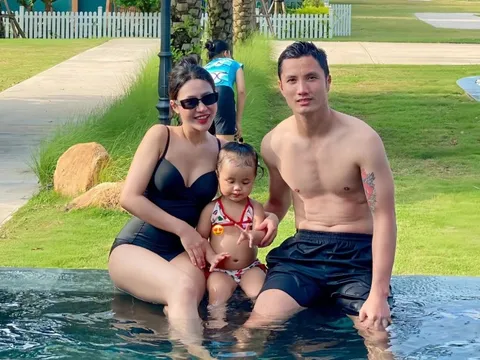 Vợ Phan Văn Đức, bà xã Đình Triệu khoe dáng với bikini