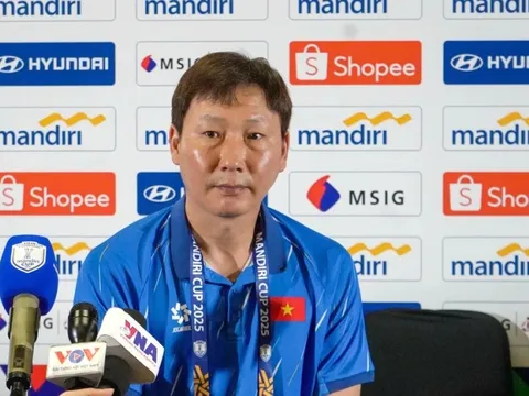 HLV Kim Sang-sik: ‘Thái Lan và Indonesia là ứng viên vô địch’