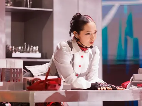 Nghịch lý tại Em xinh 'say hi'