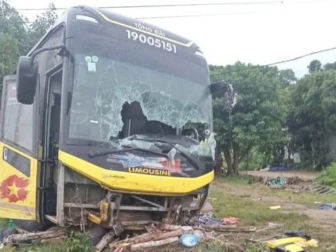 Lật xe khách ở Hà Tĩnh, 9 người tử vong, hơn 10 người bị thương