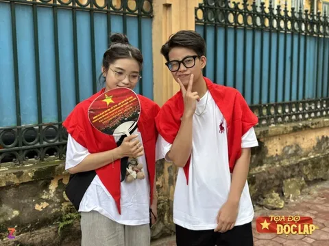 Người trẻ Hà Nội 'camp rào' từ sáng sớm chờ xem hợp luyện diễu binh