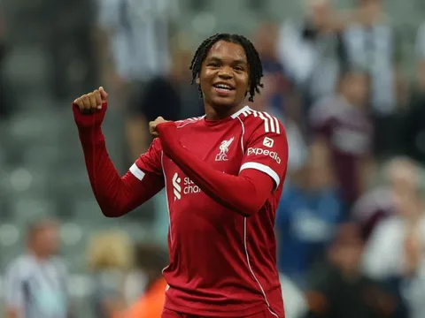Thấn đồng 16 tuổi Liverpool gây ngỡ ngàng