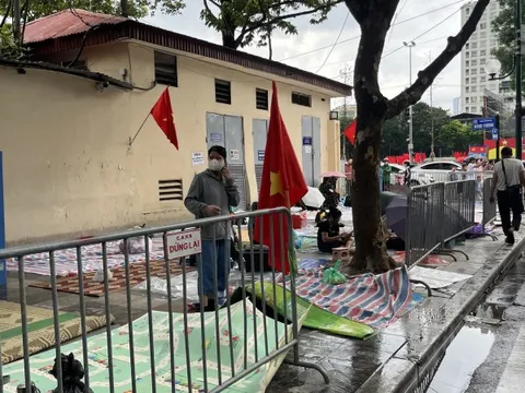 36 tiếng trước lễ diễu binh 2/9: Mẹ bầu 7 tháng mang cả sắt - canxi - DHA "đu concert", dân tình đổ bộ trung tâm Hà Nội giữ chỗ xuyên mưa nắng