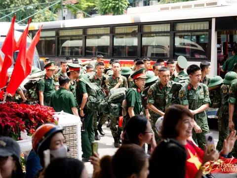 Cảnh tượng đặc biệt tại ga Hà Nội sáng 3/9: Người dân bịn rịn chia tay cán bộ, chiến sĩ miền Nam sau khi hoàn thành nhiệm vụ A80