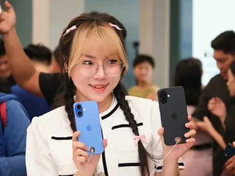 Hết cảnh xếp hàng nhận iPhone vào nửa đêm