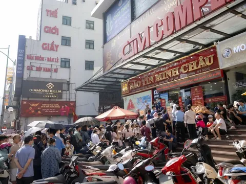 Cảnh tượng lạ lùng tại cửa hàng vàng hot nhất Hà Nội ngày hôm nay