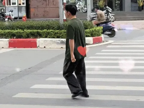 TikToker Bách Khỉ bị 'ném đá' vì quỳ lạy người đi đường câu view