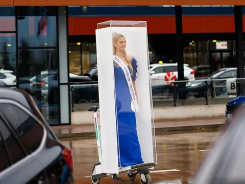 'Độc lạ' Miss Universe năm nay: Thí sinh giả làm búp bê, tự đóng gói chính mình trong hộp nhựa trong suốt