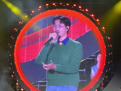 HOT: Đen chủ động nắm tay Hoàng Thuỳ Linh, trao nhau ánh mắt tình bể bình như muốn biến sân khấu thành lễ đường luôn rồi!