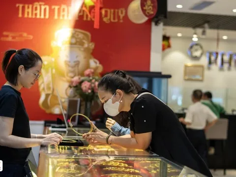 Giá vàng rớt mạnh, người mua lỗ nặng