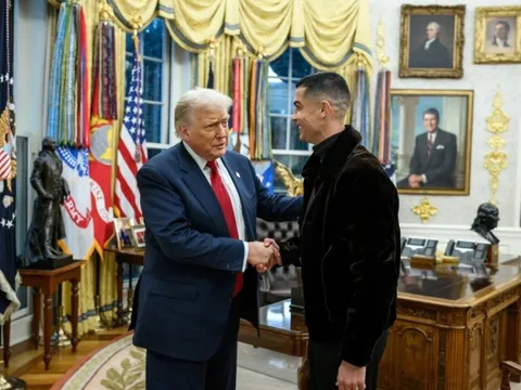 Tổng thống Mỹ gặp Ronaldo là 'anh hùng trọng anh hùng'
