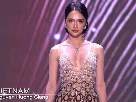 Hương Giang diện đầm dạ hội khoét sâu cực gợi cảm ở Bán kết Miss Universe, triệu khán giả vỡ òa