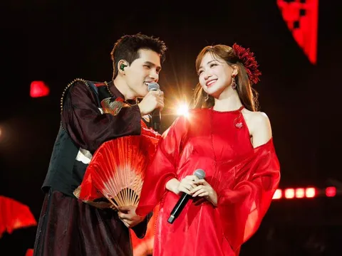 Hòa Minzy 'gây bão' mạng với loạt ảnh 'tình bể bình' bên một sao nam Vbiz