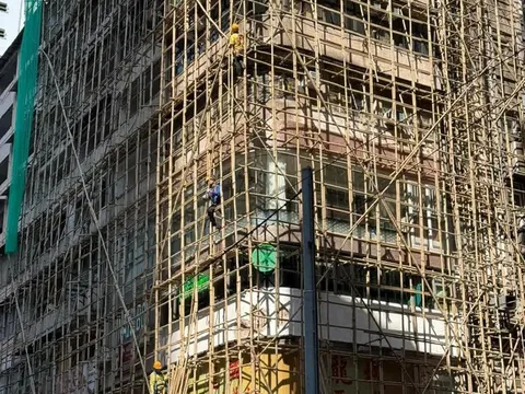 Cận cảnh giàn giáo làm bằng tre bên ngoài tòa chung cư hàng chục tầng: Vì sao đến giờ vẫn được sử dụng?