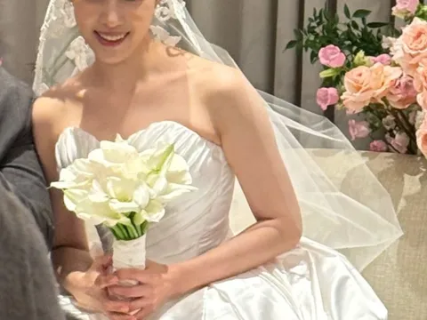 Đám cưới Eunjung: Cô dâu rơi nước mắt vì người mẹ quá cố, T-ara tái hợp làm fan phát sốt